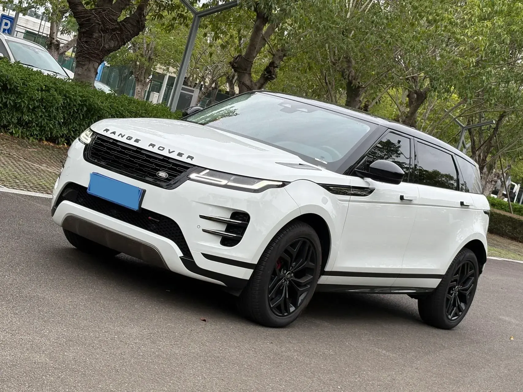 2023 LAND ROVER view 1