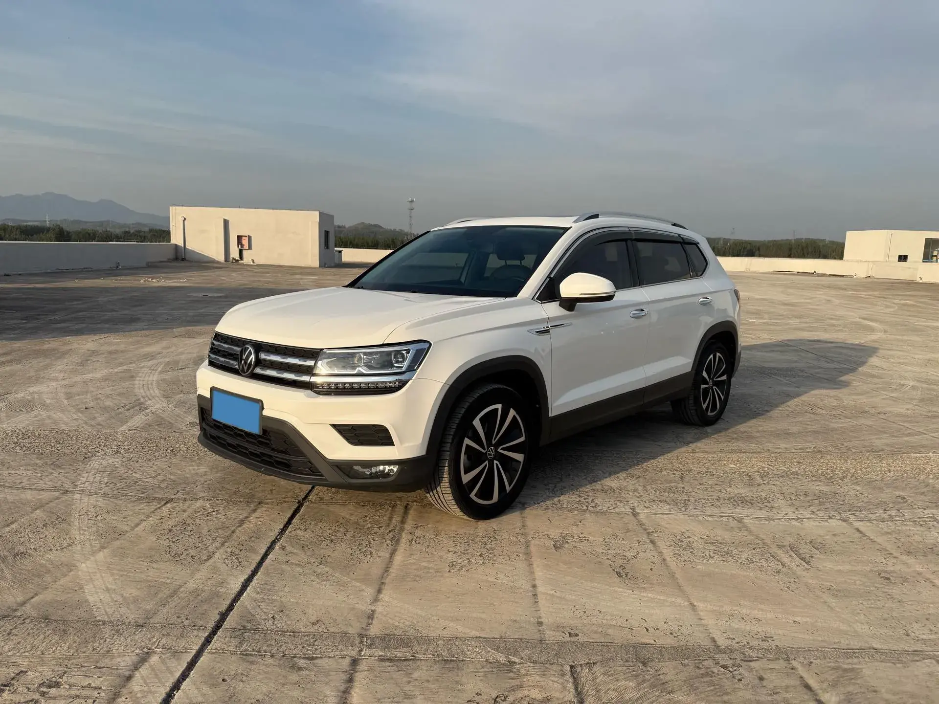 2021 VOLKSWAGEN THARU view 1