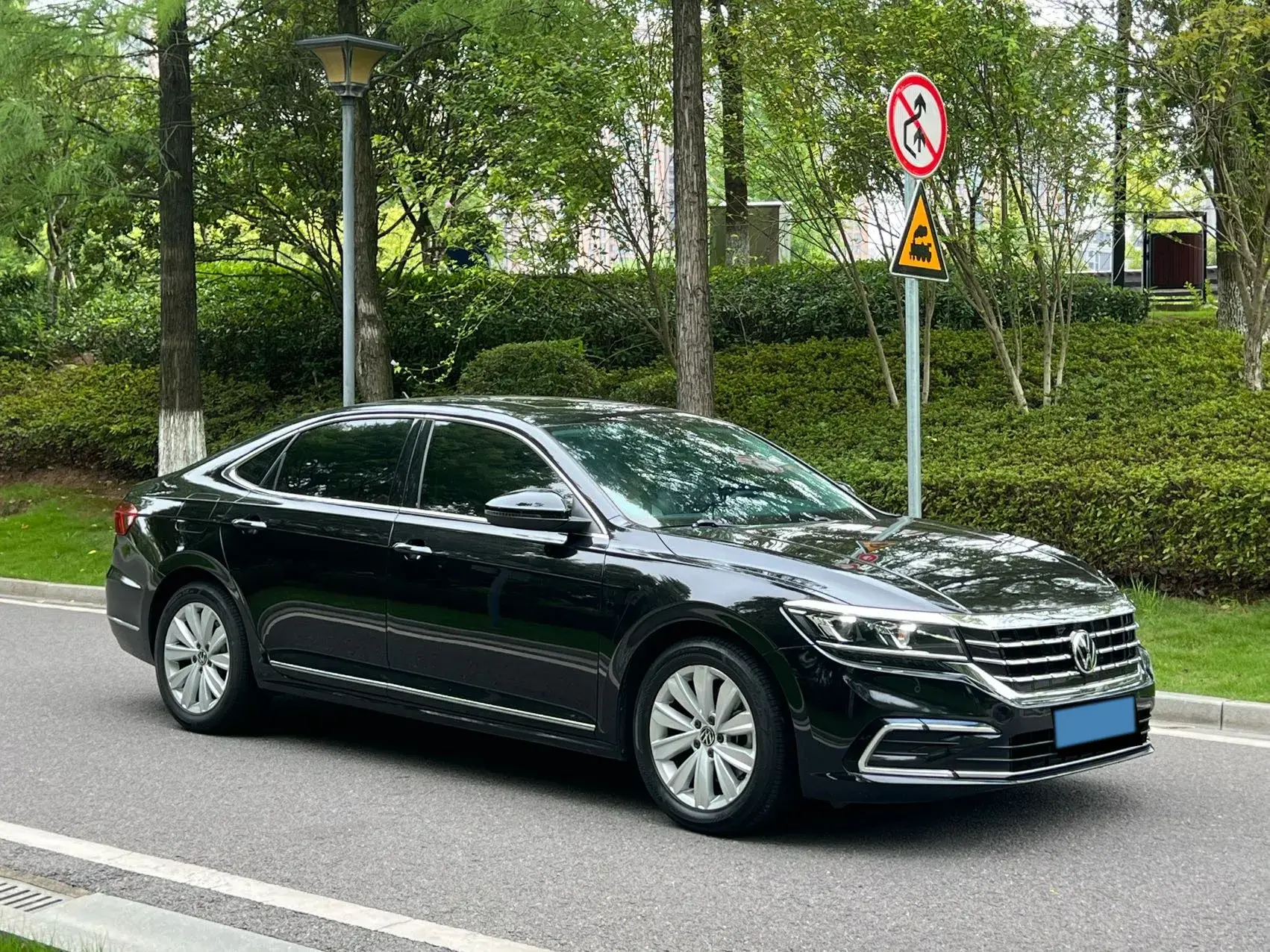 2021 VOLKSWAGEN PASSAT thumbnail 3