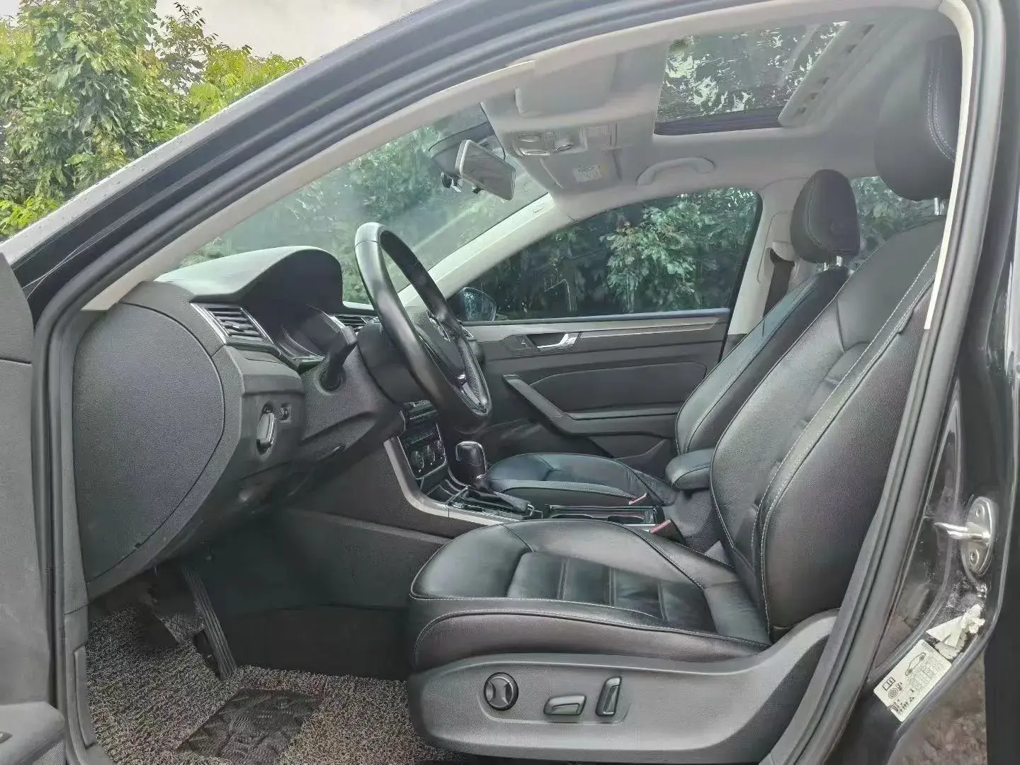 2017 VOLKSWAGEN PASSAT thumbnail 4