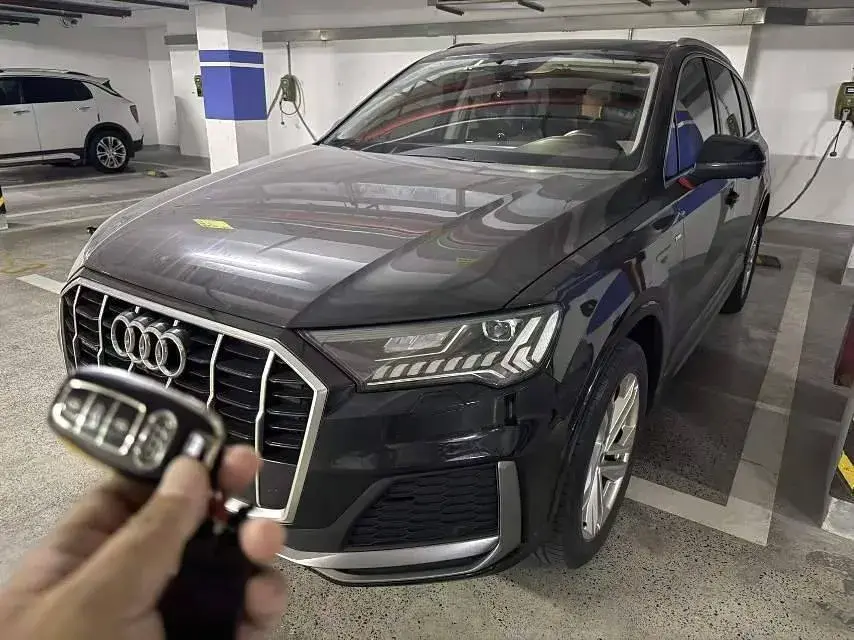 2021 AUDI Q7 view 1