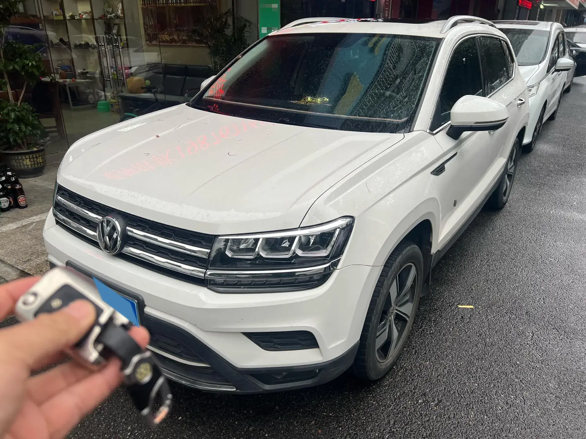 2019 VOLKSWAGEN THARU view 1