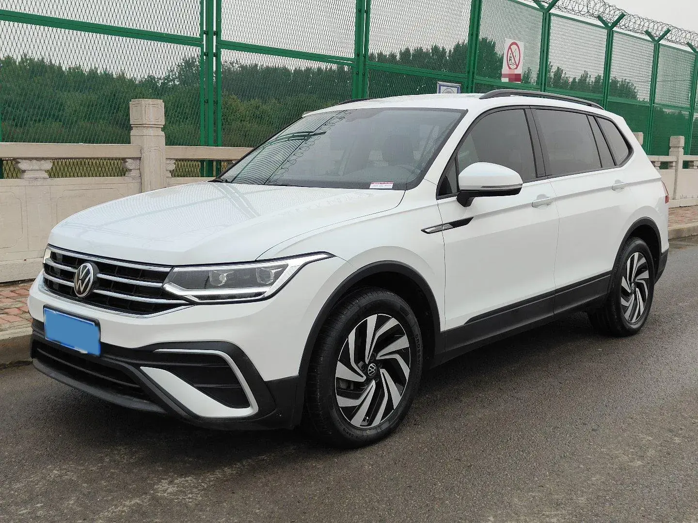 2023 VOLKSWAGEN TIGUAN view 1