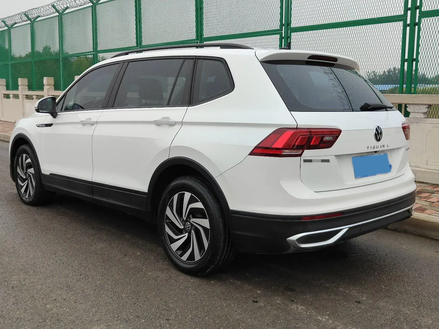 2023 VOLKSWAGEN TIGUAN thumbnail 4