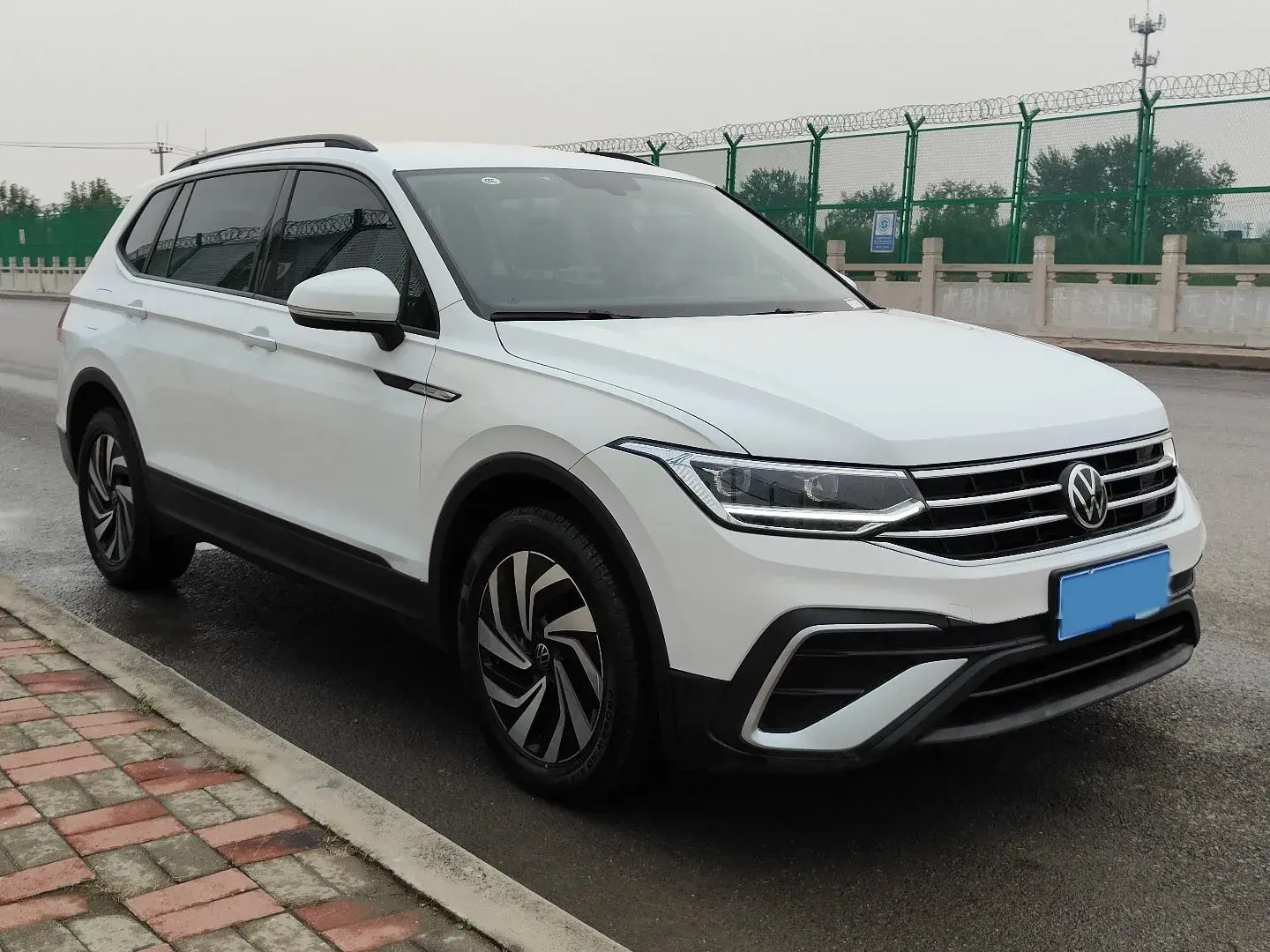 2023 VOLKSWAGEN TIGUAN thumbnail 3