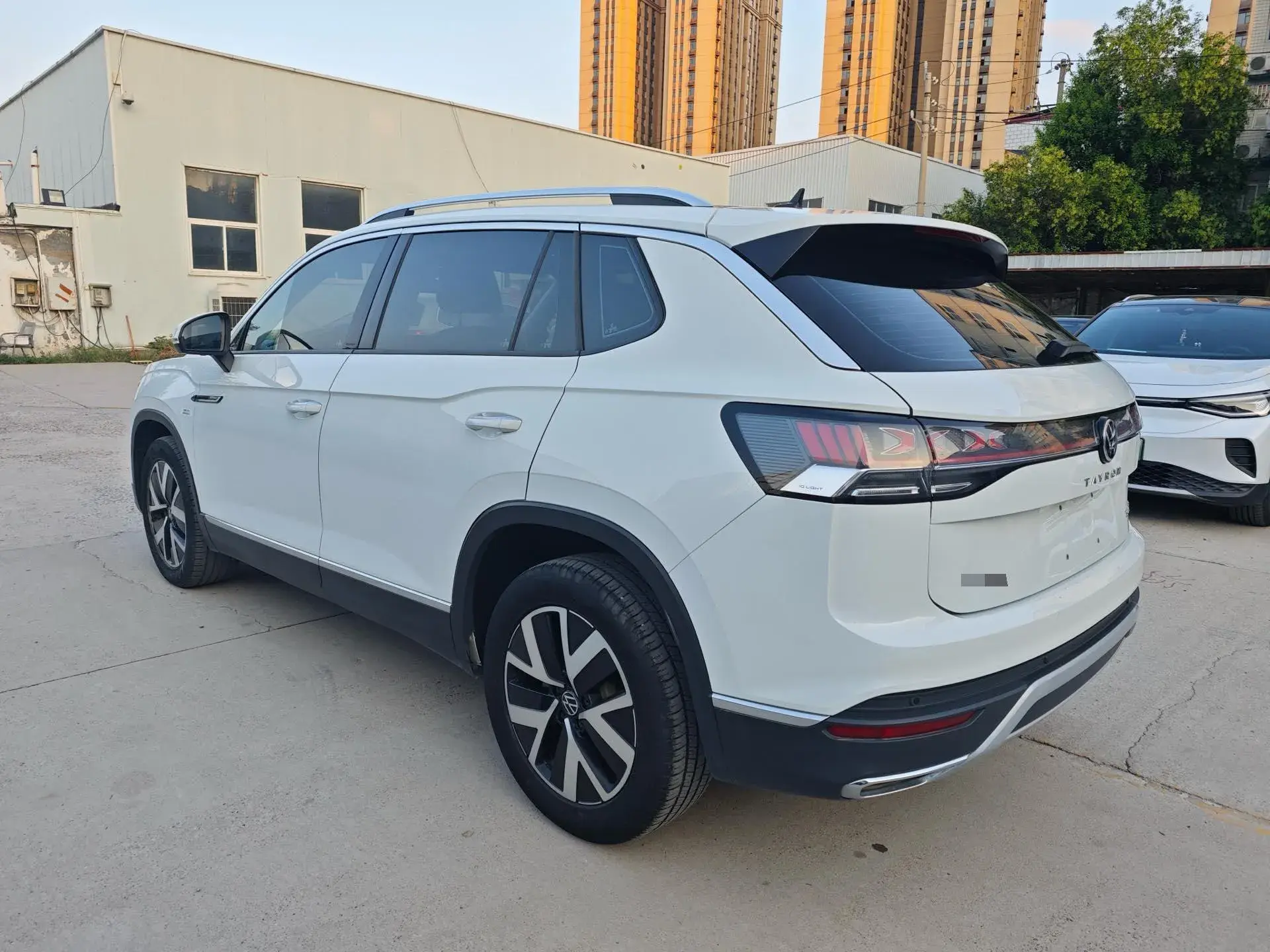 2023 VOLKSWAGEN TAYRON thumbnail 3