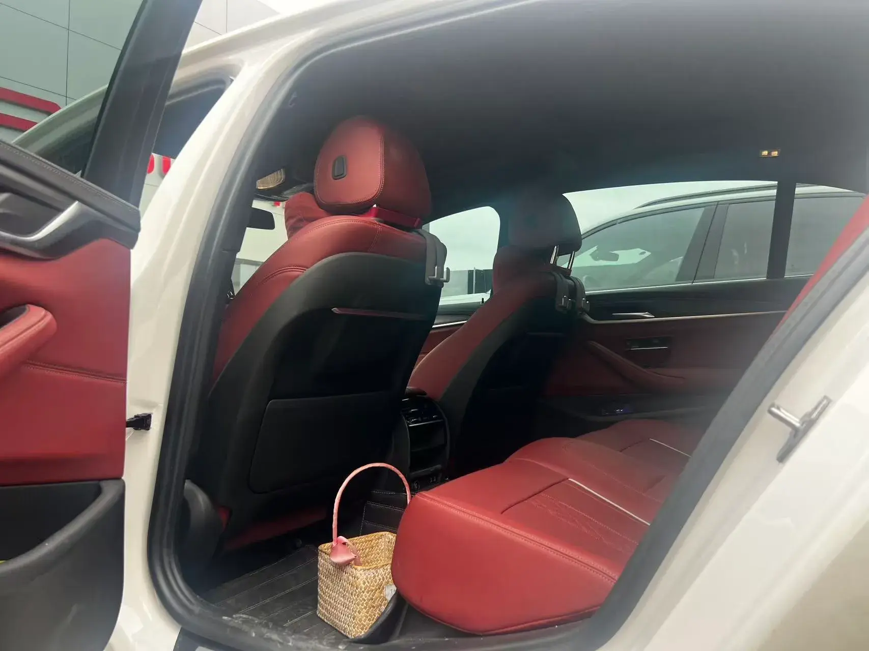 2023 BMW 5 thumbnail 4