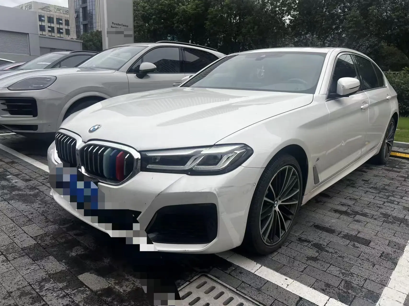 2023 BMW 5 view 1