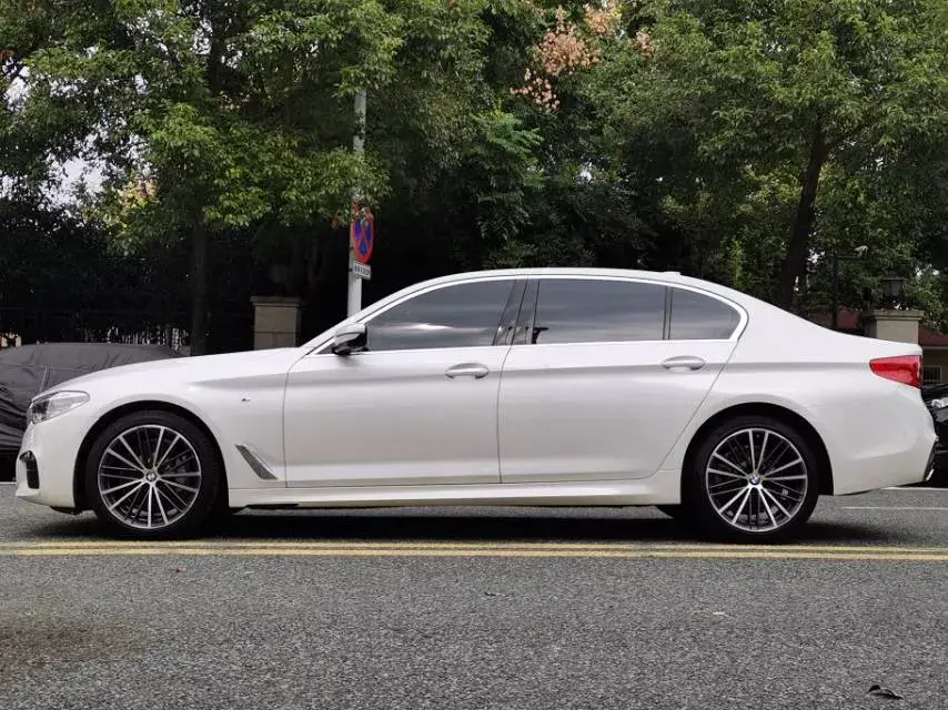 2020 BMW 5 thumbnail 3