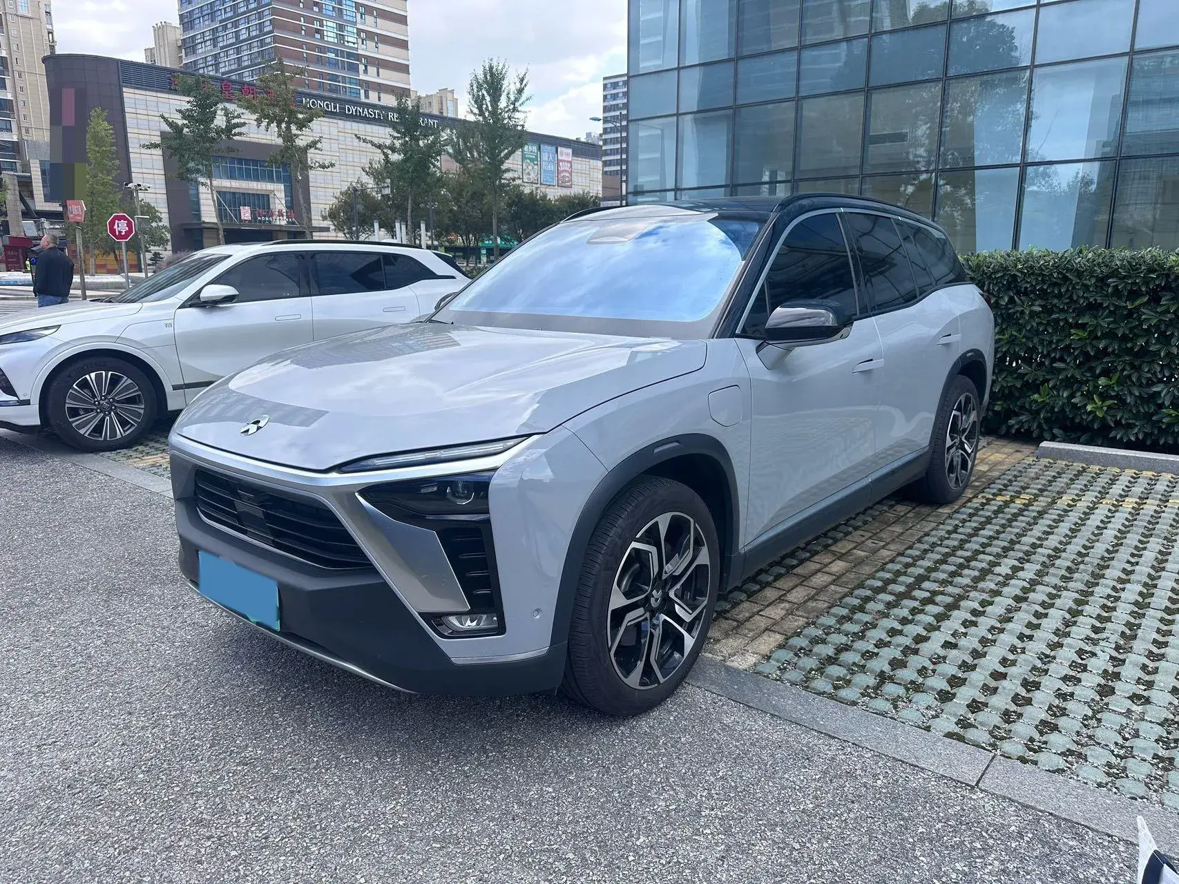 2020 NIO ES8 view 1