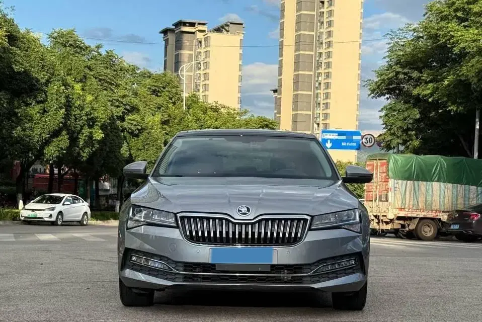 2019 SKODA SUPERB thumbnail 2