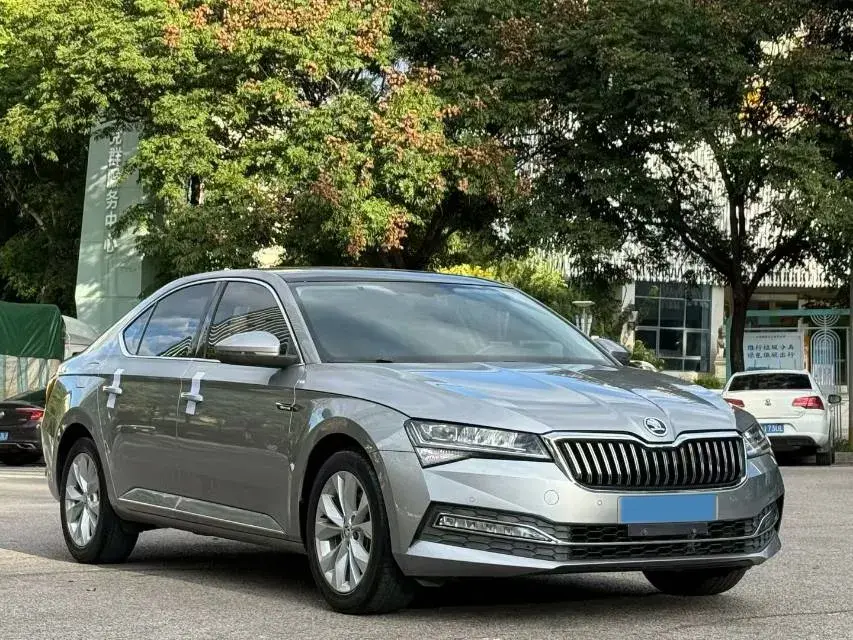 2019 SKODA SUPERB thumbnail 3