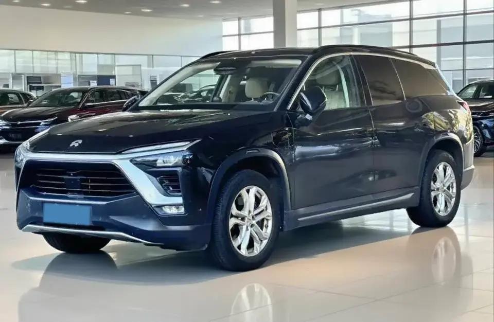 2018 NIO ES8 view 1