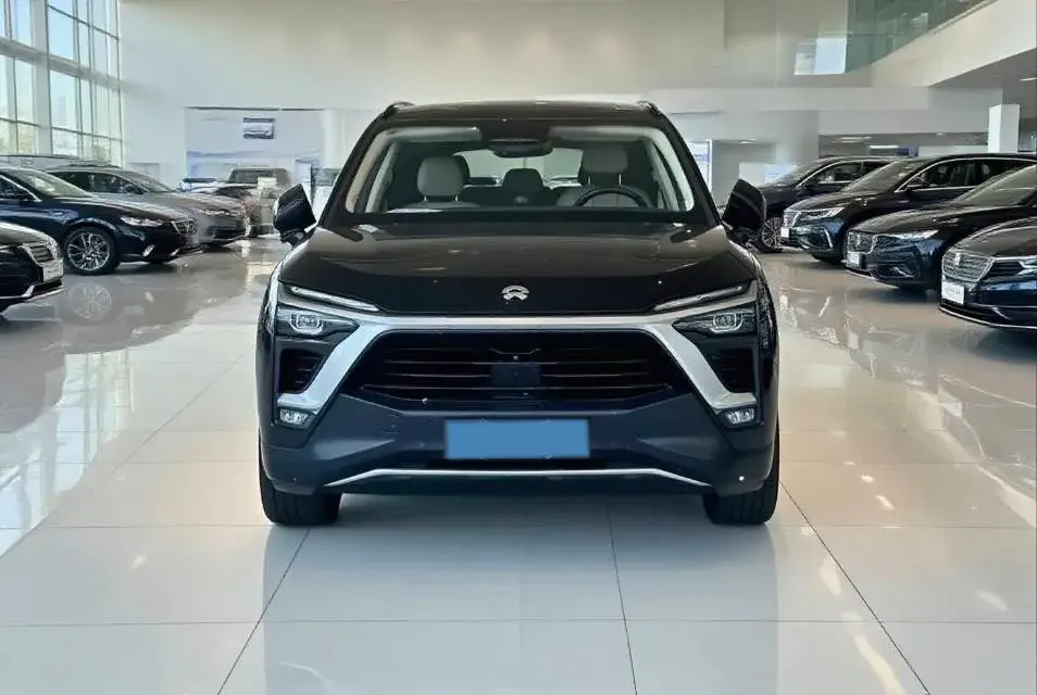 2018 NIO ES8 thumbnail 3