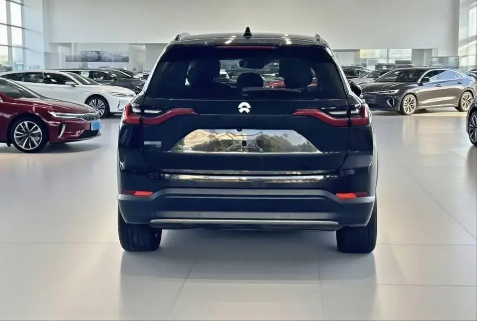 2018 NIO ES8 thumbnail 4