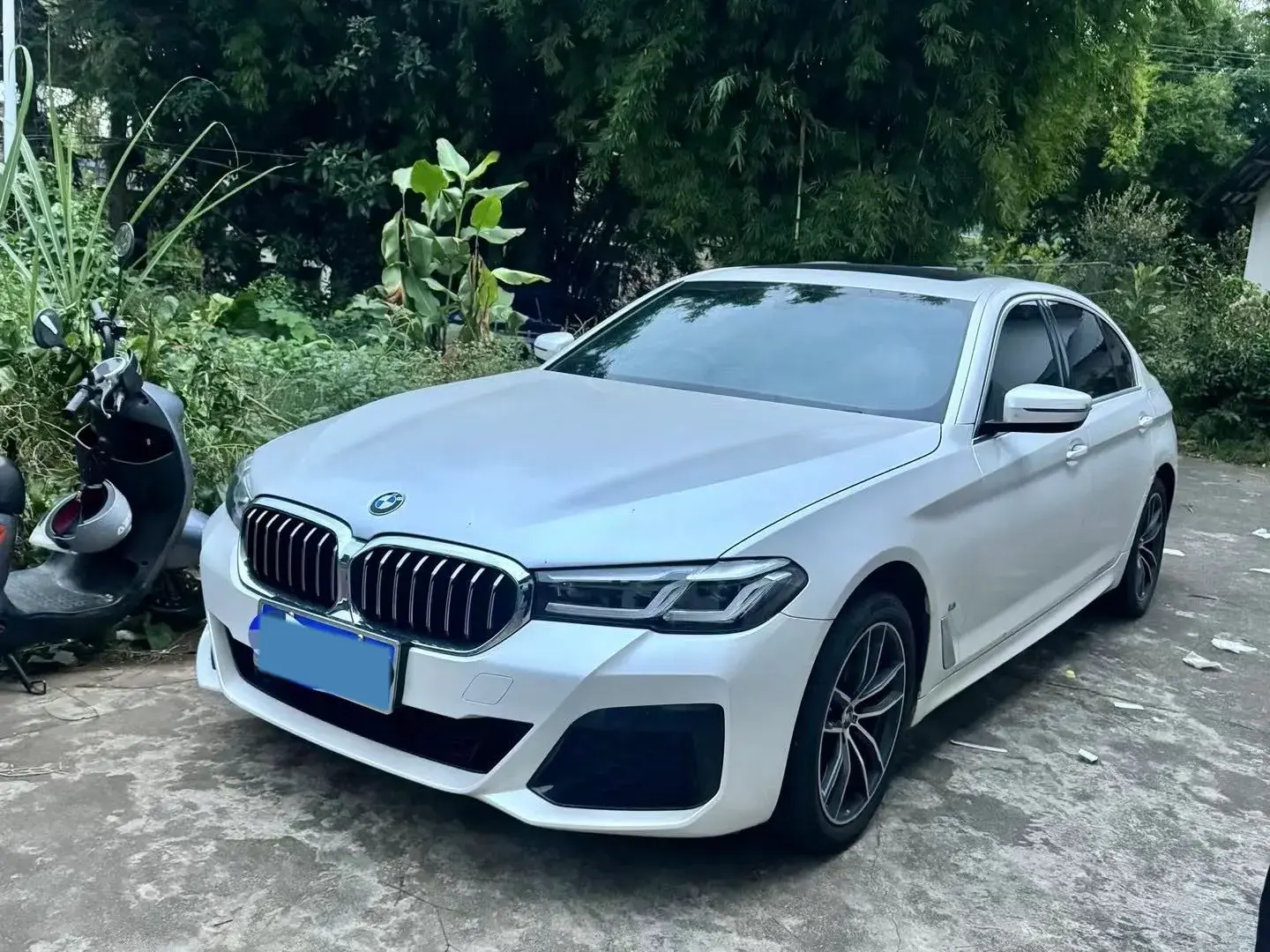 2022 BMW 5 view 1