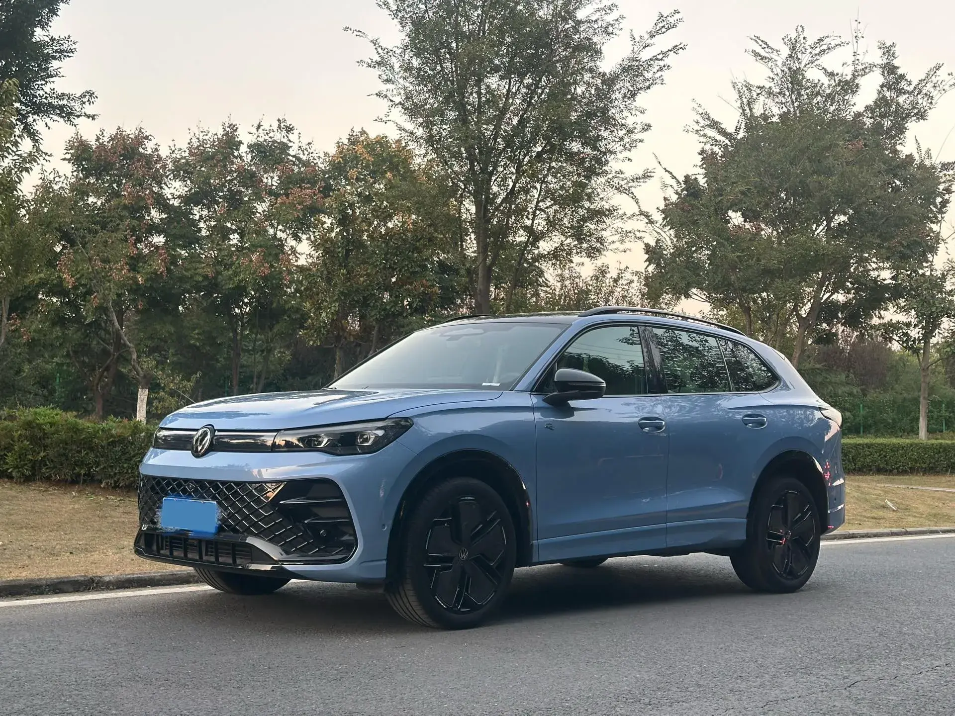 2024 VOLKSWAGEN TIGUAN view 1