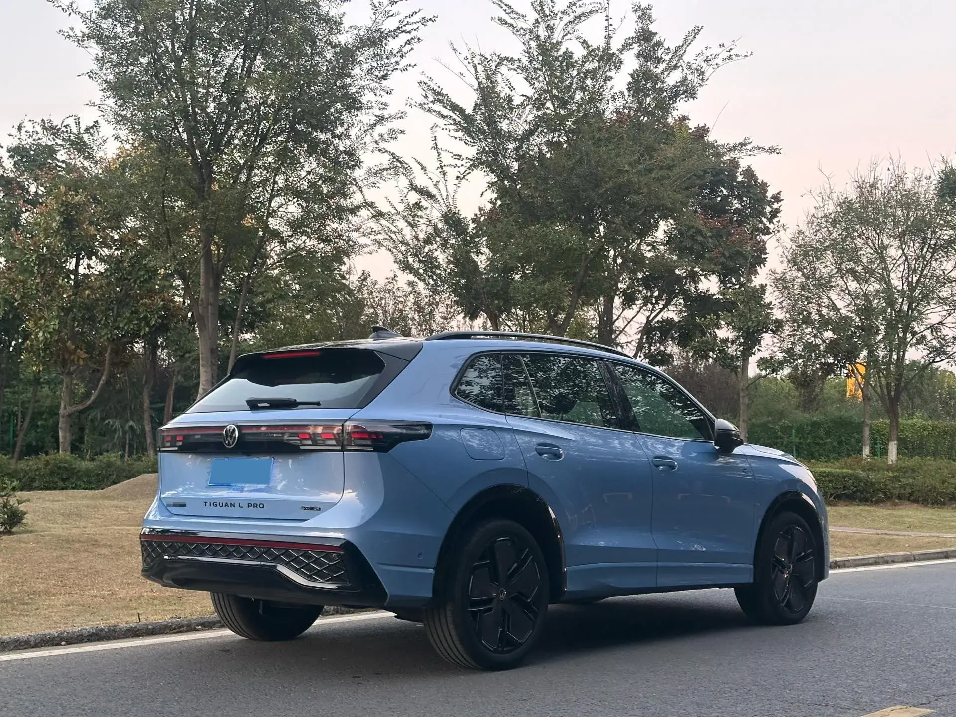 2024 VOLKSWAGEN TIGUAN thumbnail 3