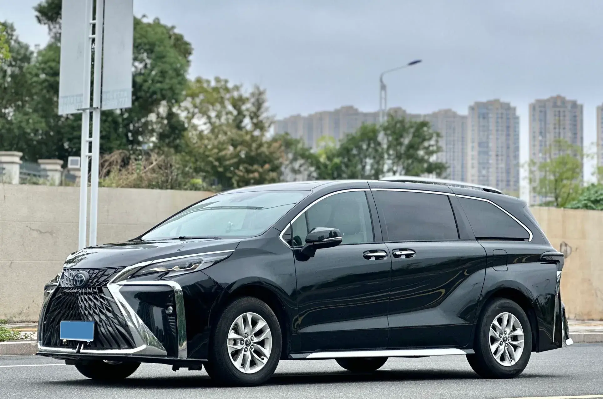 2023 TOYOTA GRANVIA view 1