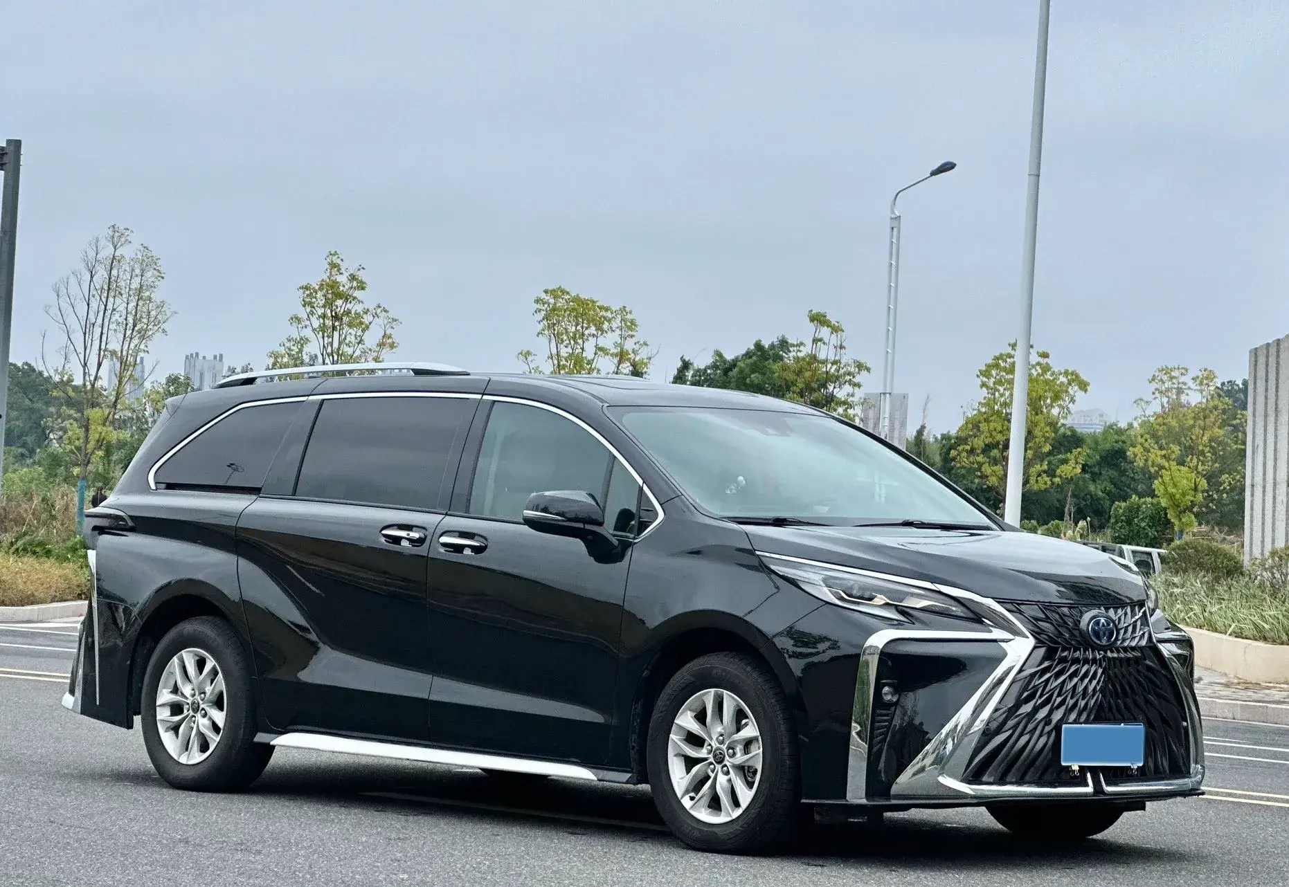 2023 TOYOTA GRANVIA thumbnail 3