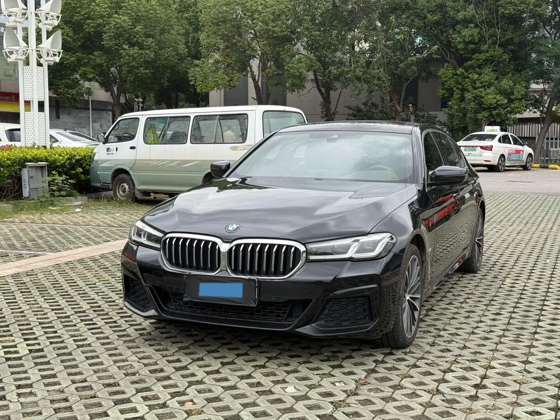 2021 BMW 5 view 1