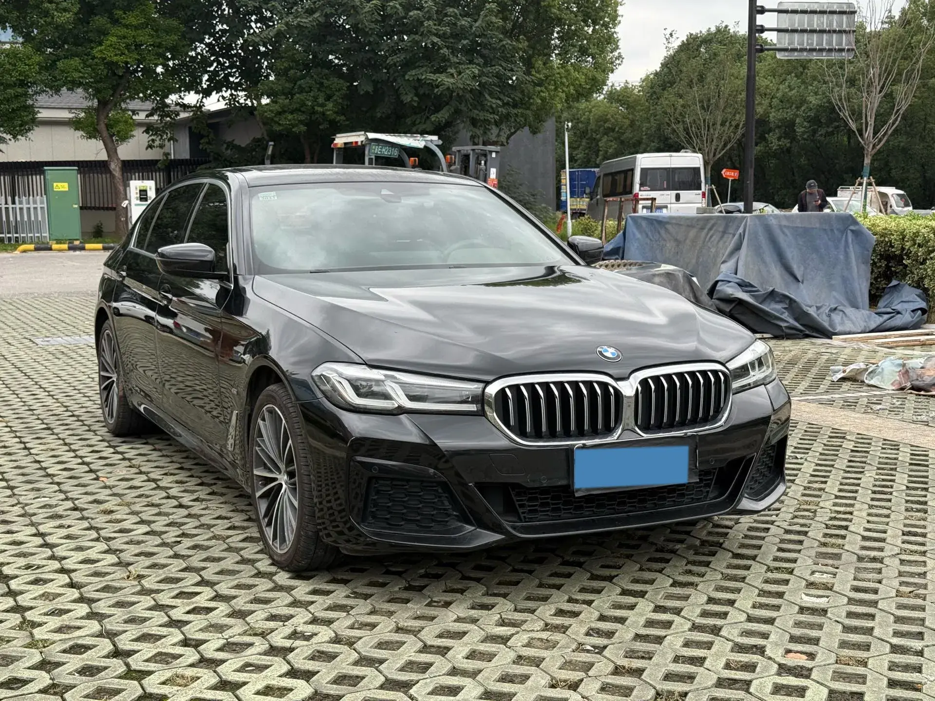 2021 BMW 5 thumbnail 3