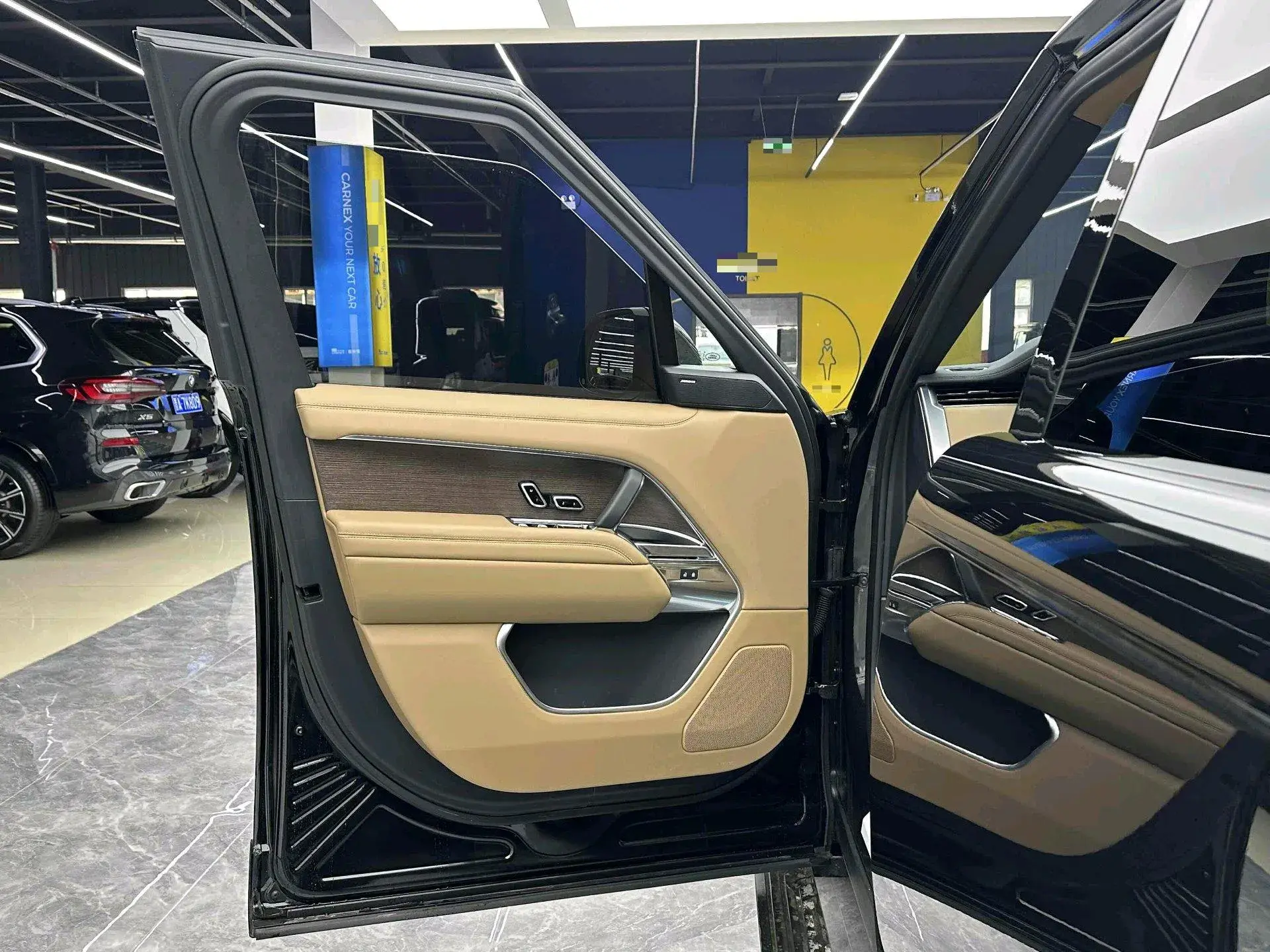 2025 LAND ROVER thumbnail 3