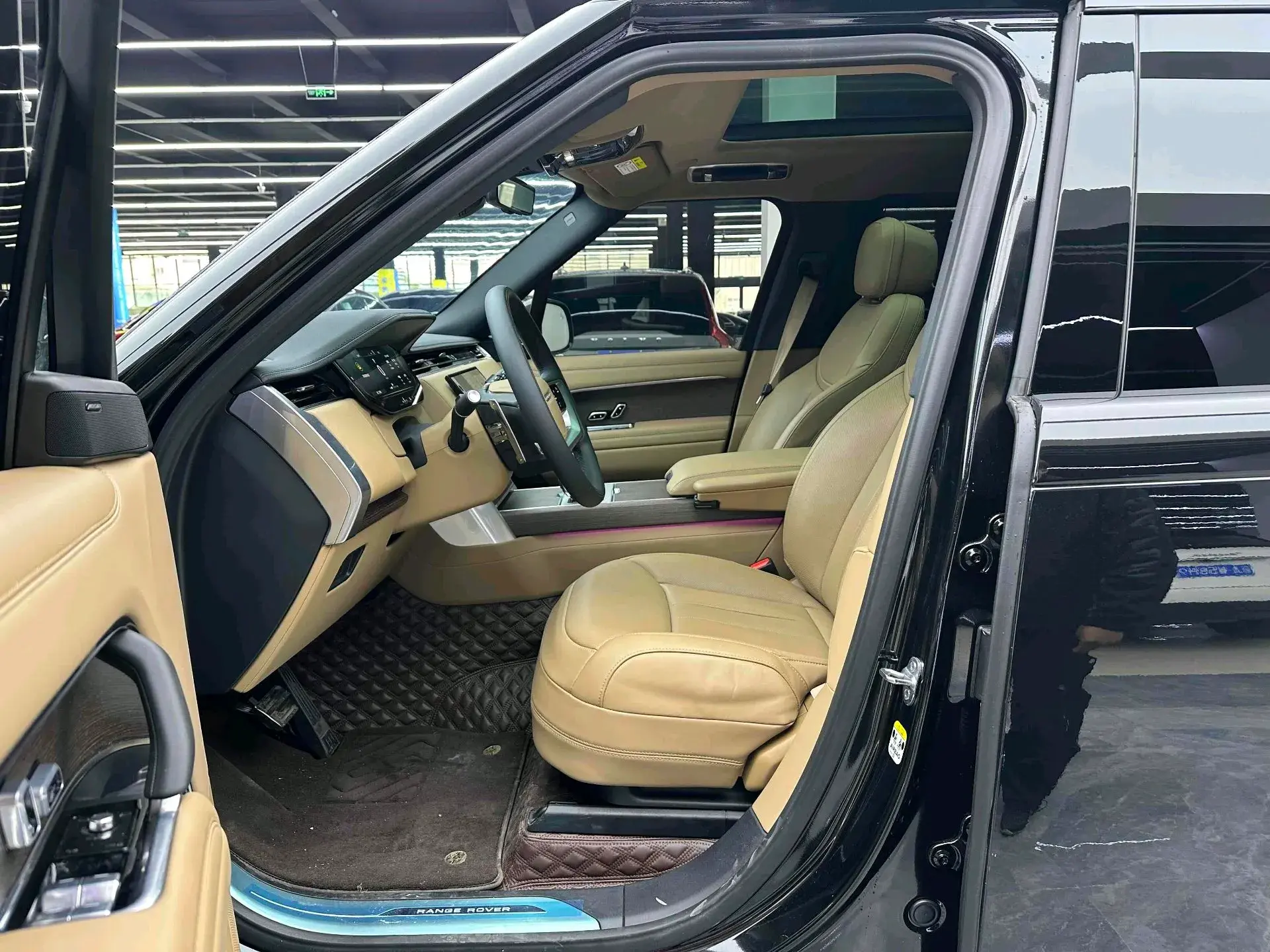 2025 LAND ROVER thumbnail 4