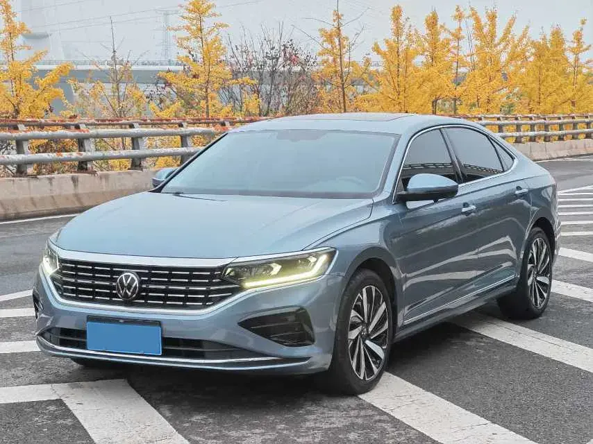 2023 VOLKSWAGEN PASSAT view 1