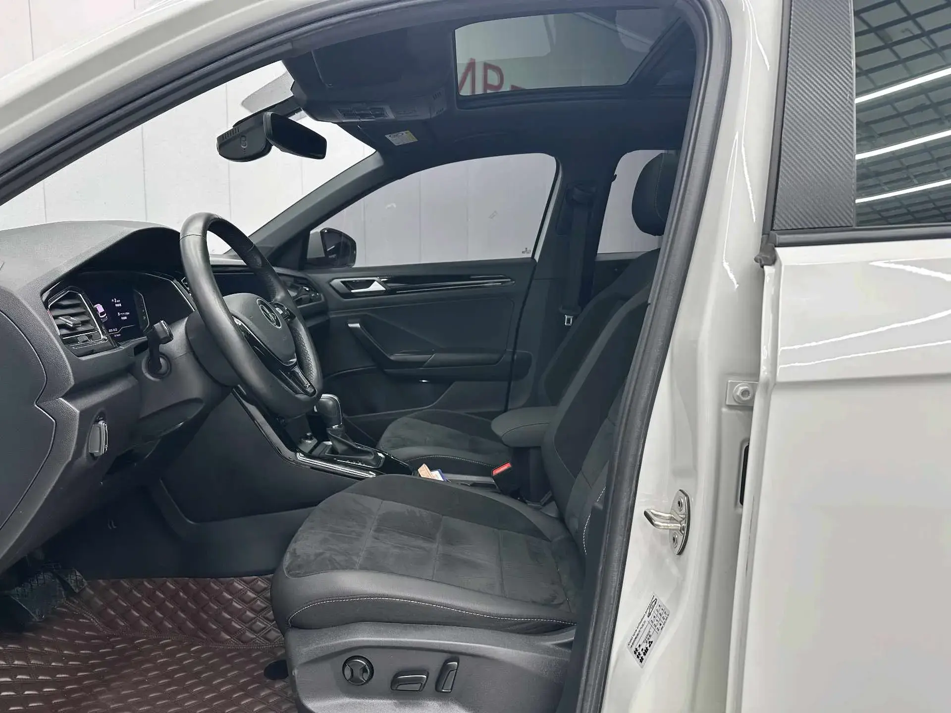 2021 VOLKSWAGEN T-ROC thumbnail 4