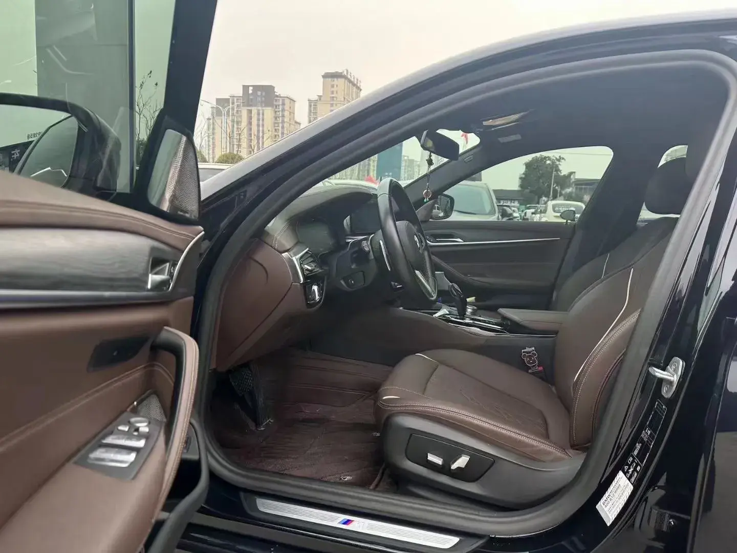 2021 BMW 5 thumbnail 2