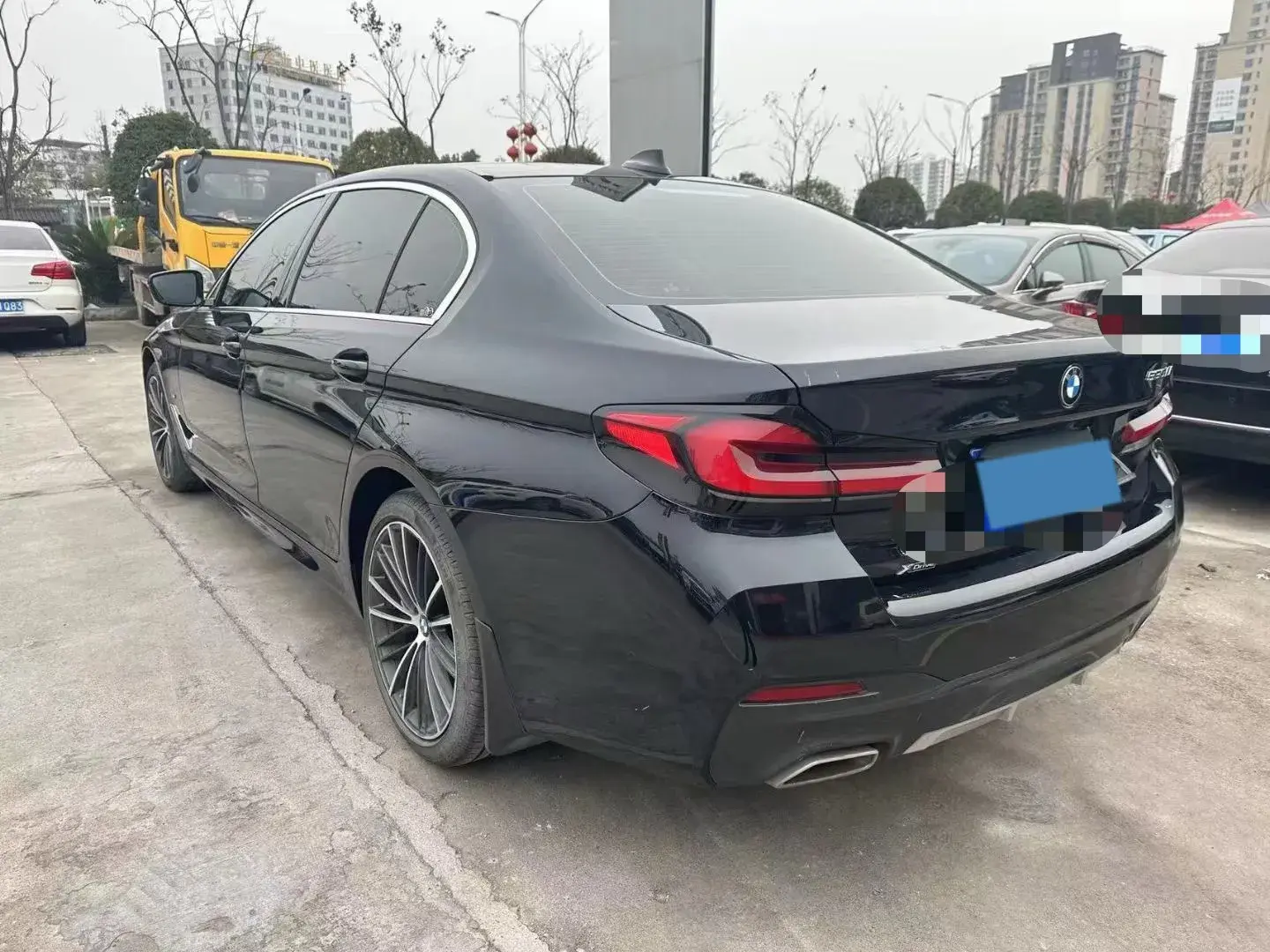 2021 BMW 5 thumbnail 4