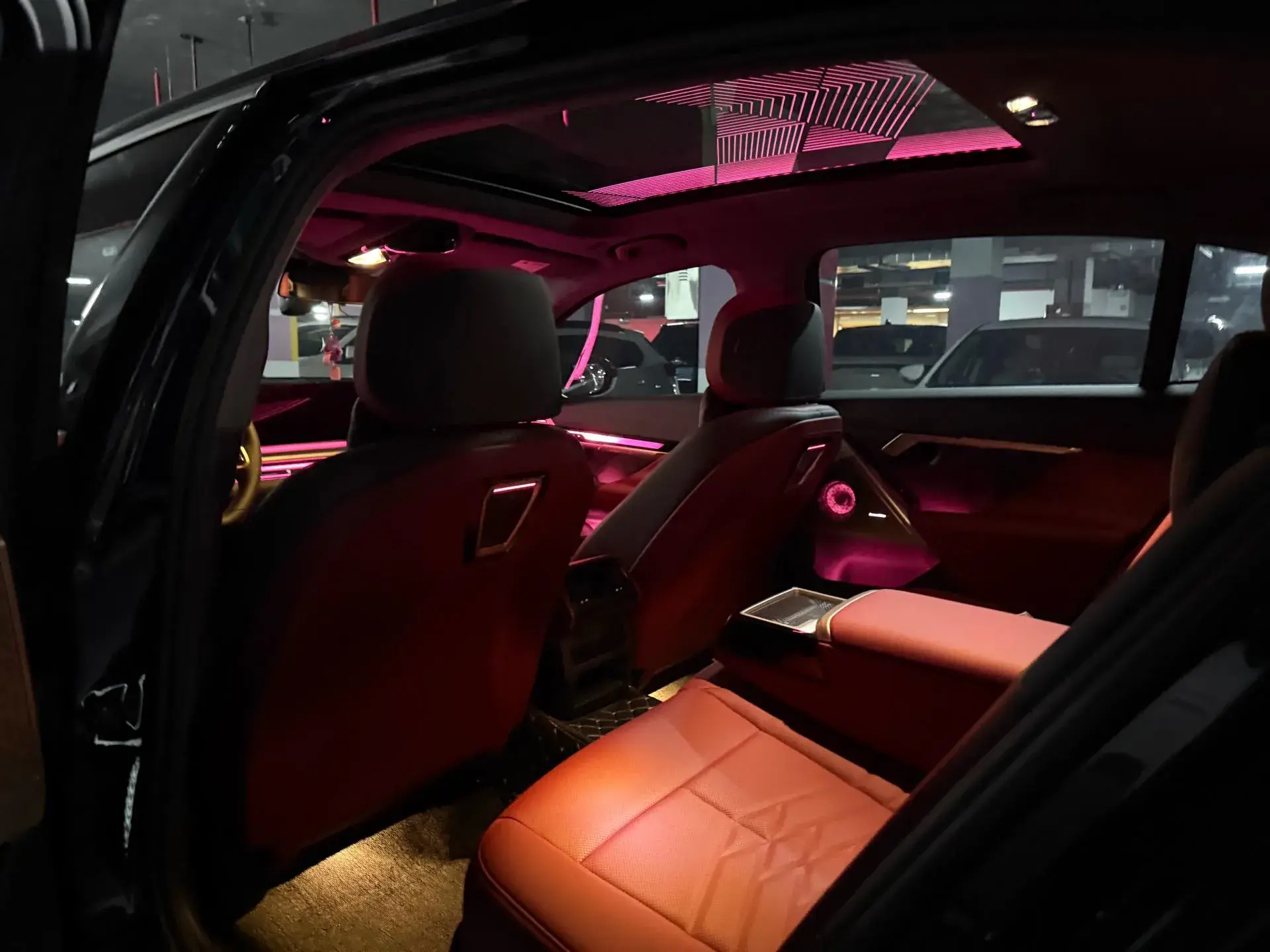 2025 BMW 5 thumbnail 3