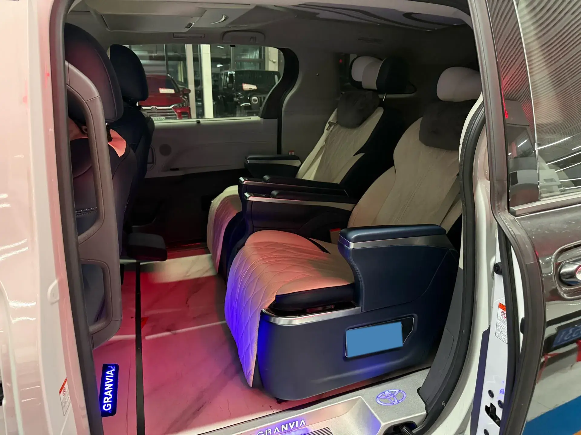 2023 TOYOTA GRANVIA thumbnail 3