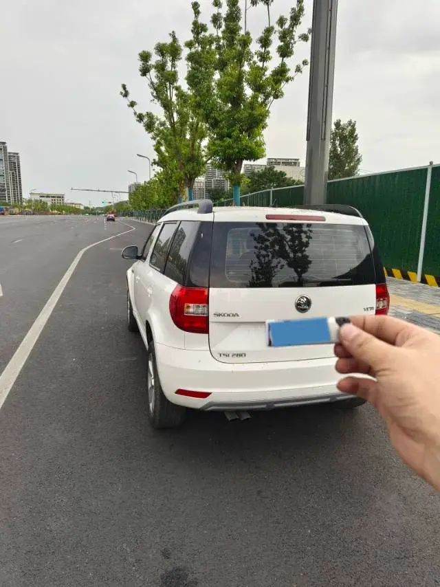 2016 SKODA YETI thumbnail 4