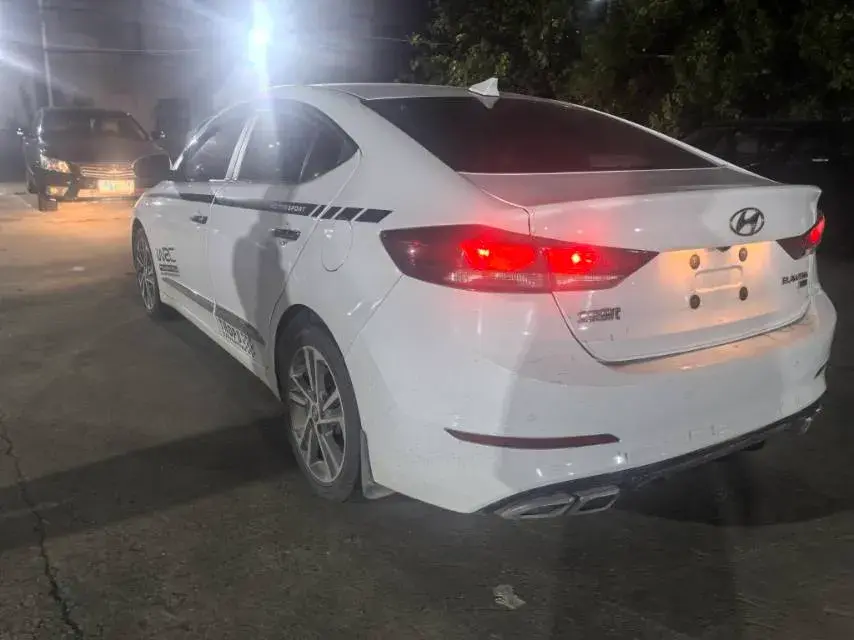 2016 HYUNDAI ELANTRA thumbnail 3