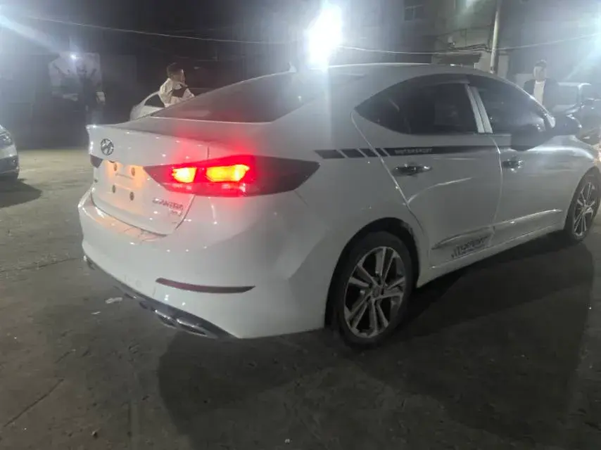 2016 HYUNDAI ELANTRA thumbnail 4