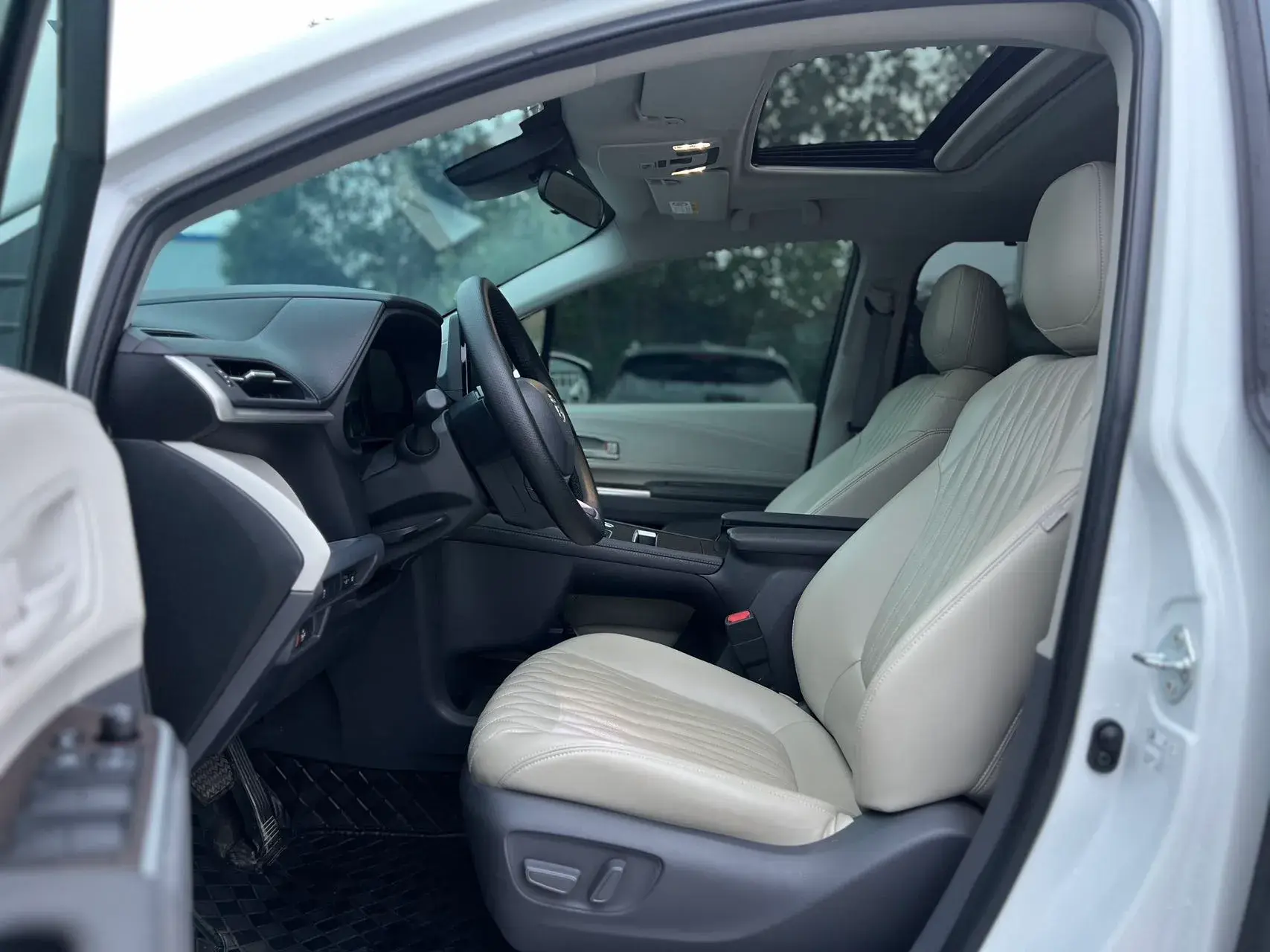 2023 TOYOTA SIENNA thumbnail 4