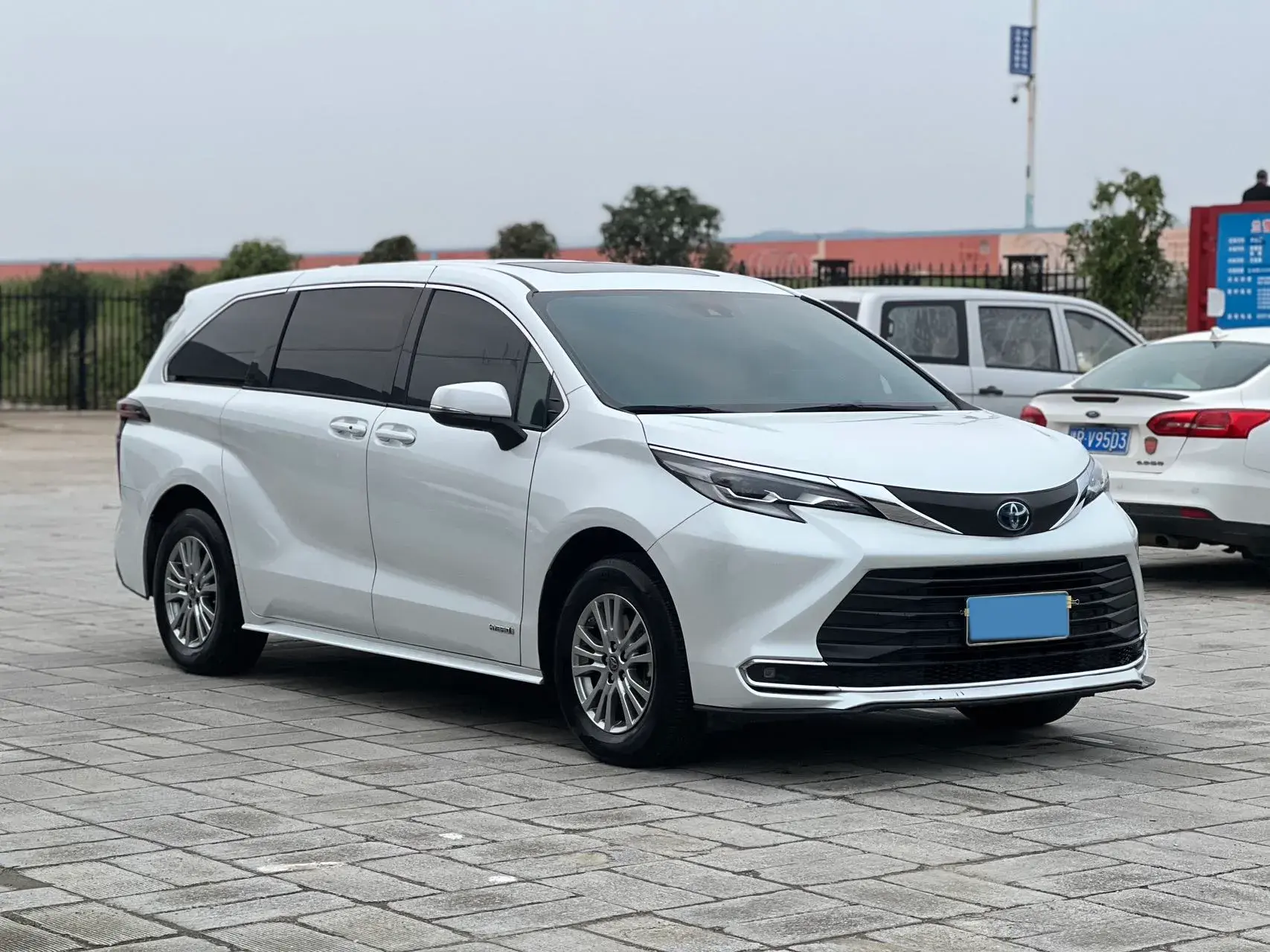 2023 TOYOTA SIENNA thumbnail 2