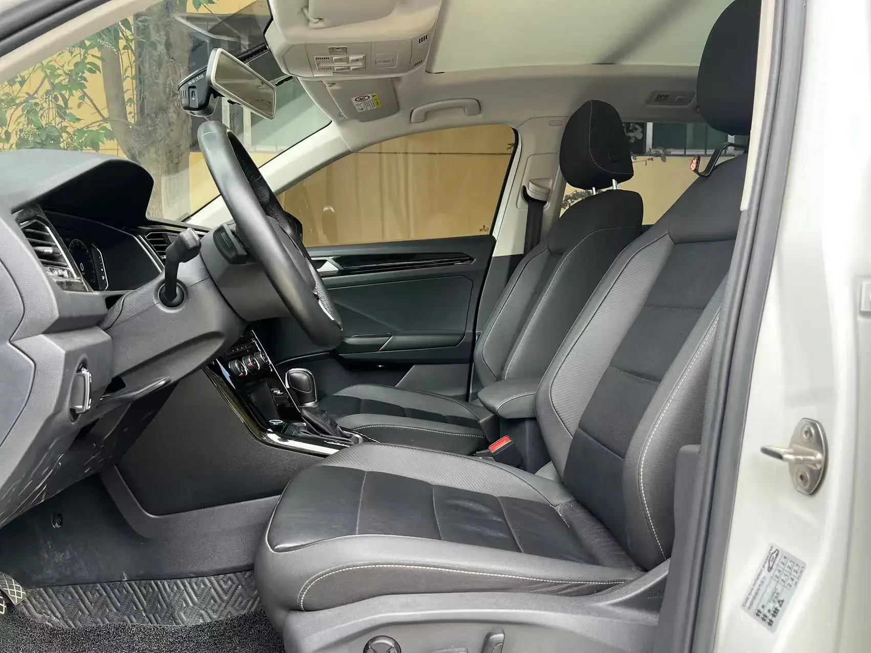 2022 VOLKSWAGEN T-ROC thumbnail 3