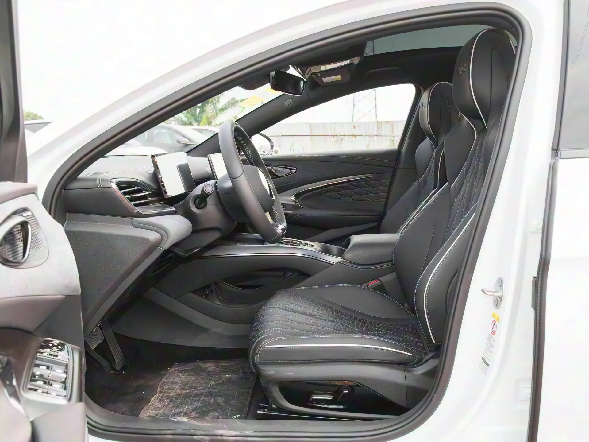 2023 BYD SEAL thumbnail 3