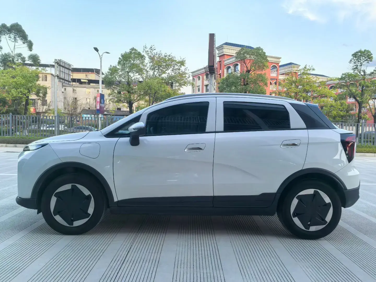 2024 GEOMETRY E thumbnail 3