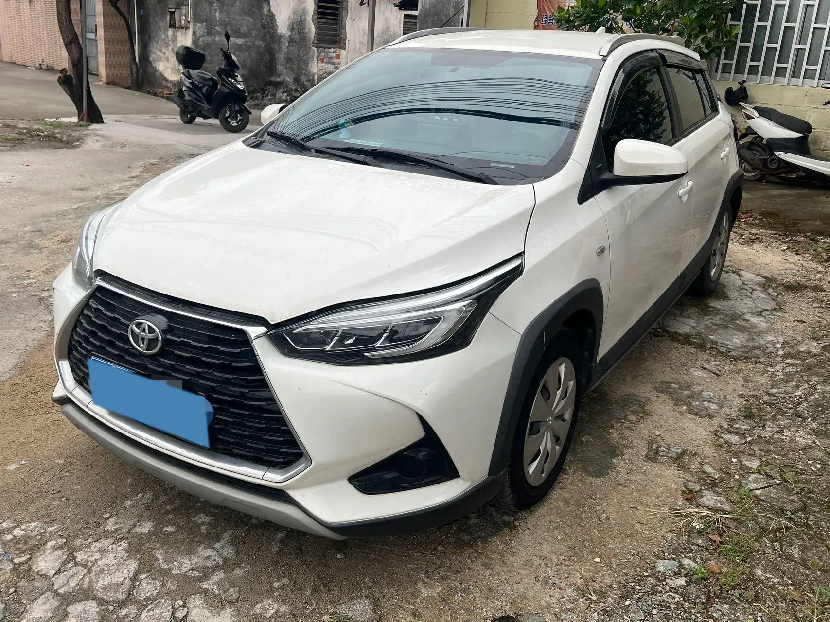 2022 TOYOTA YARIS view 1