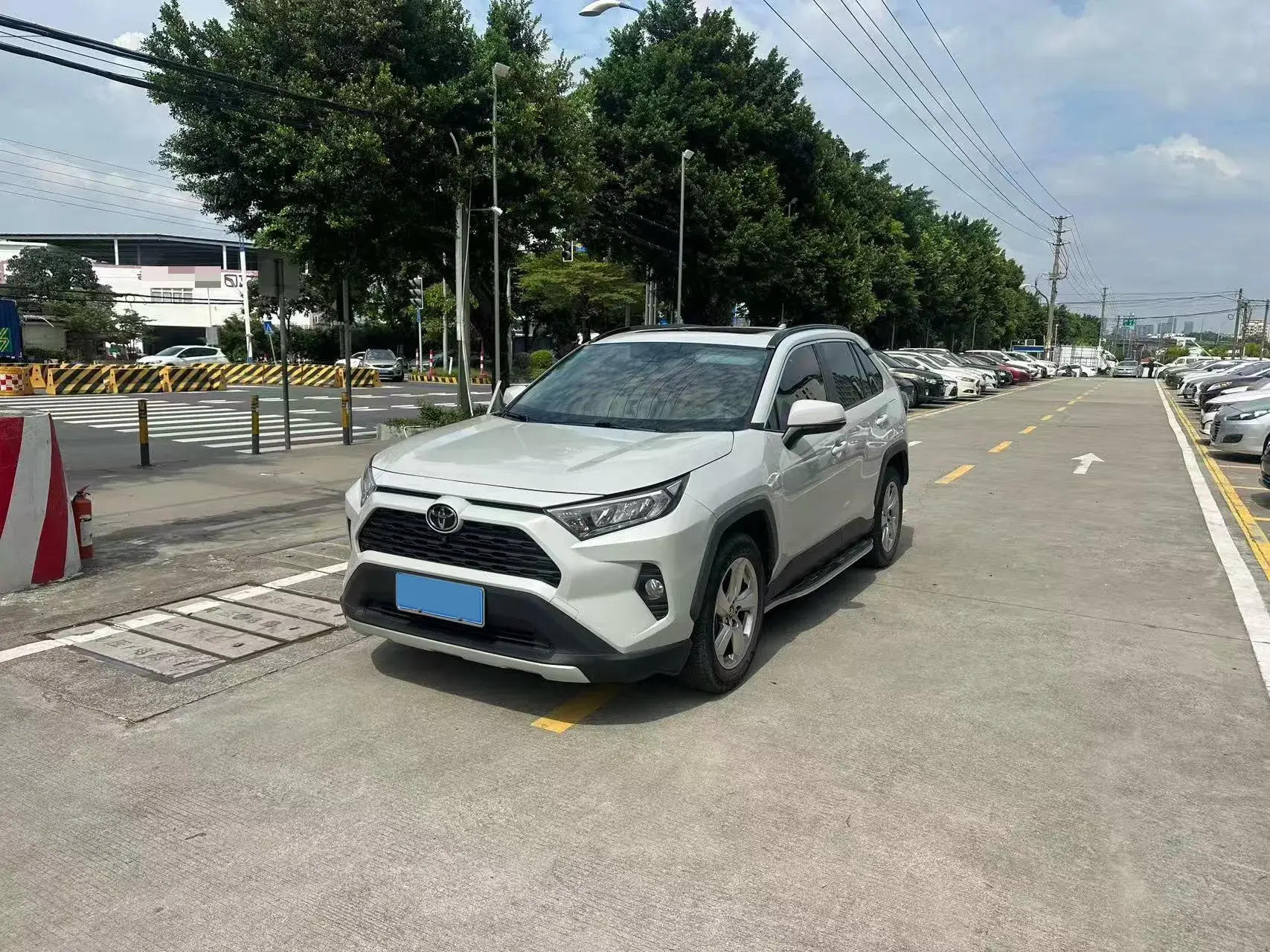 2020 TOYOTA RAV4 thumbnail 3