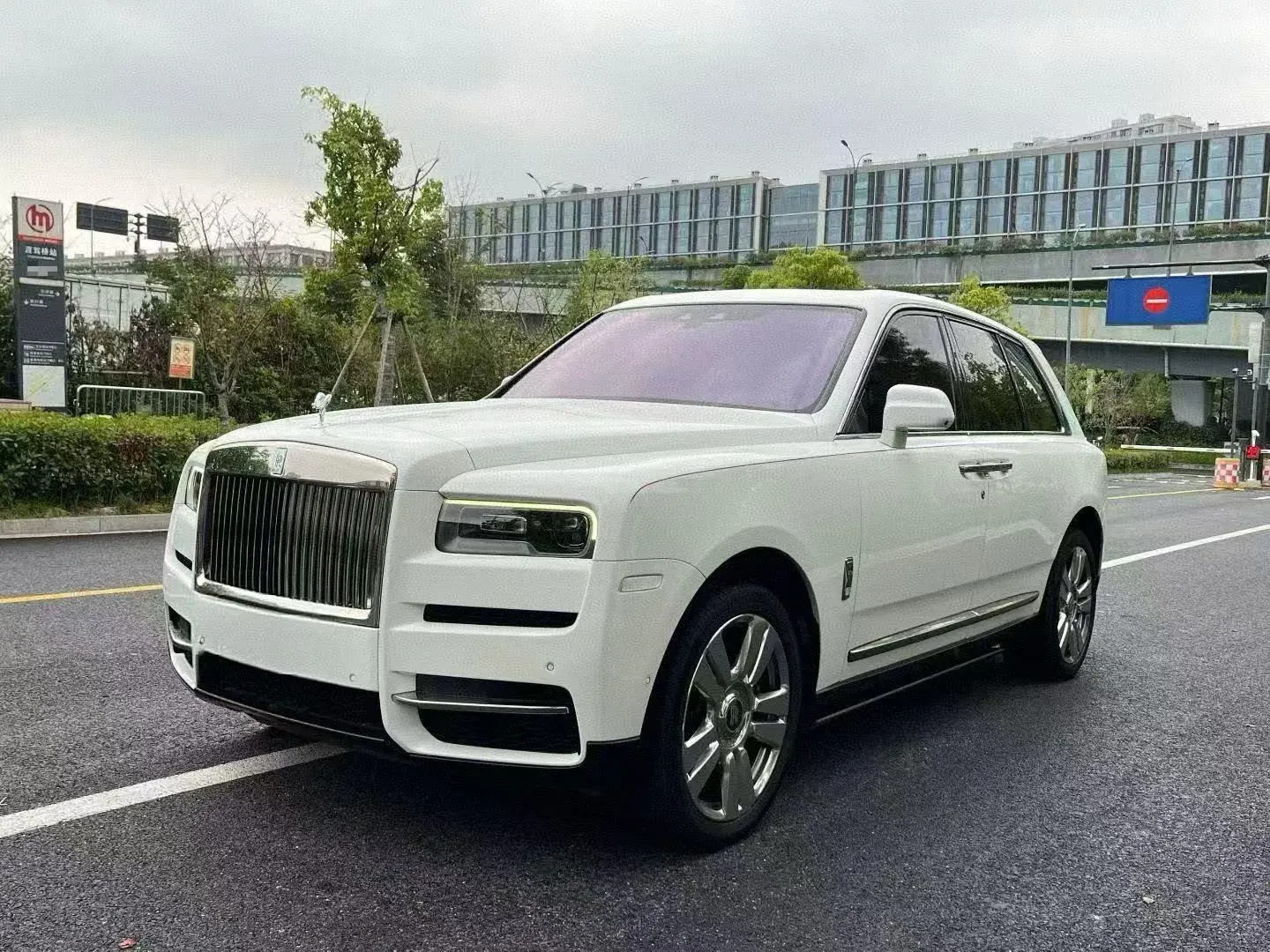 2018 ROLLS-ROYCE CULLINAN view 1