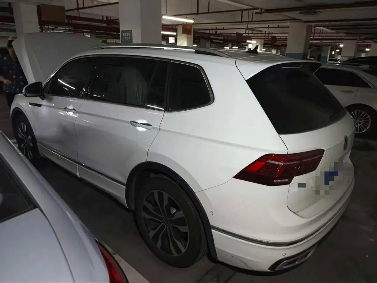 2024 VOLKSWAGEN TIGUAN thumbnail 3
