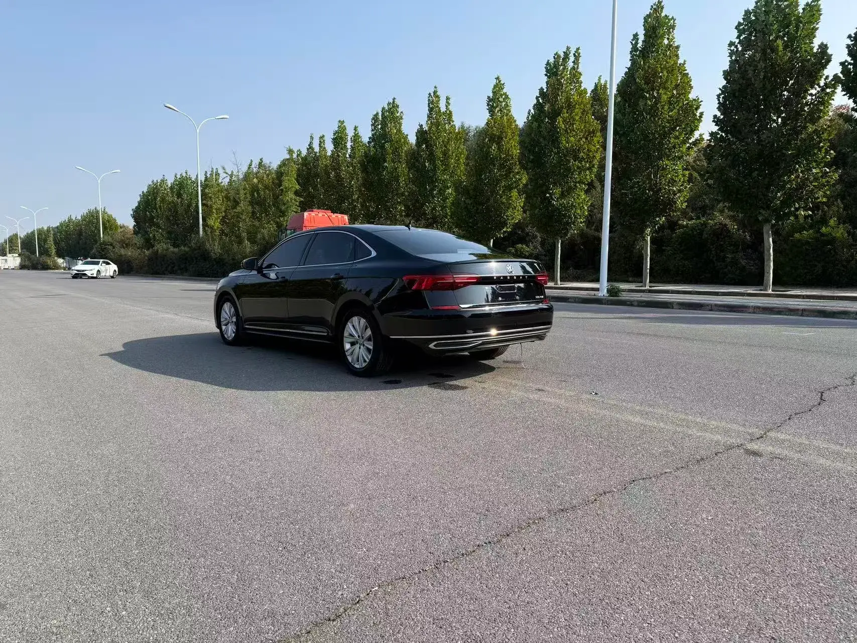 2019 VOLKSWAGEN PASSAT thumbnail 2