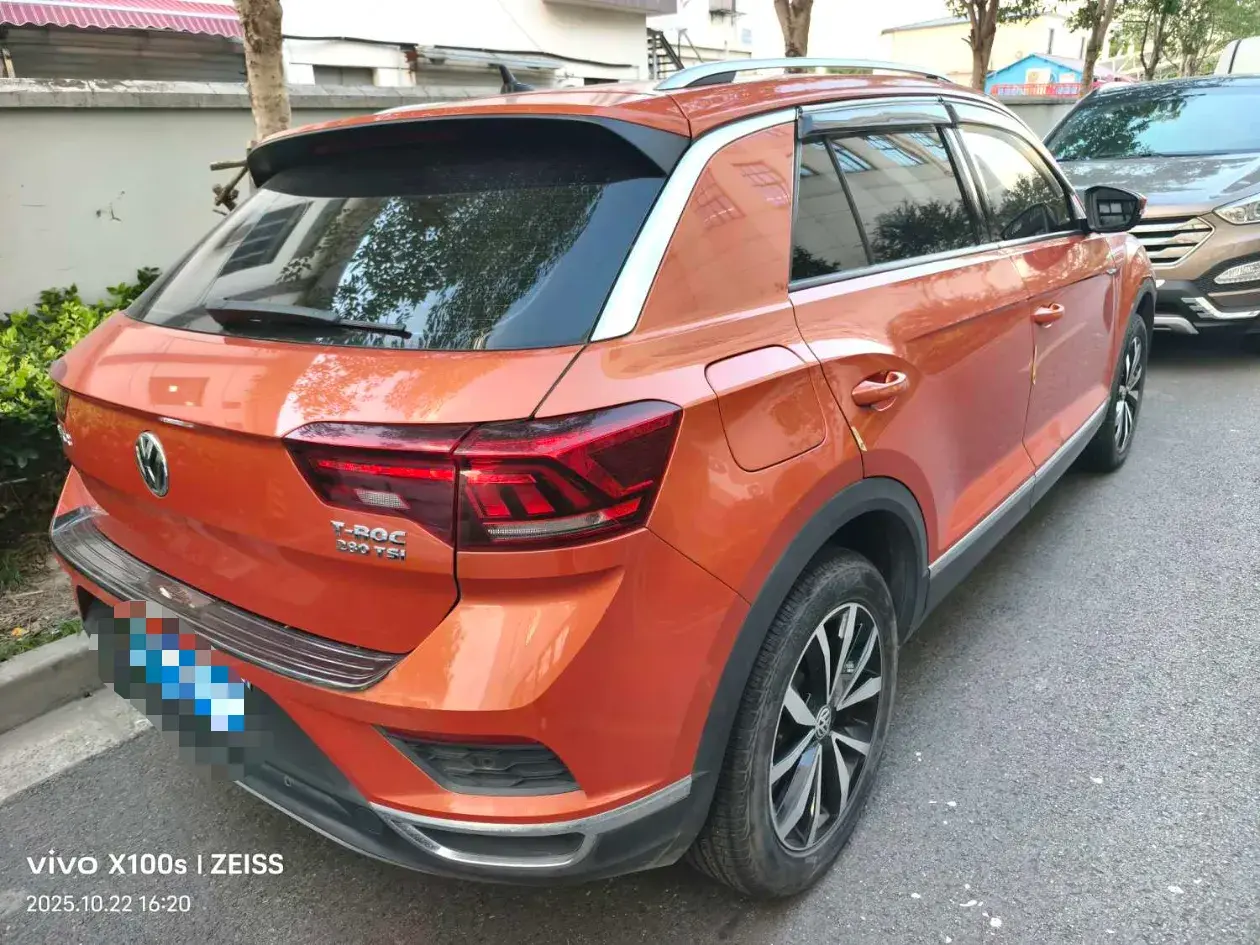 2018 VOLKSWAGEN T-ROC thumbnail 3