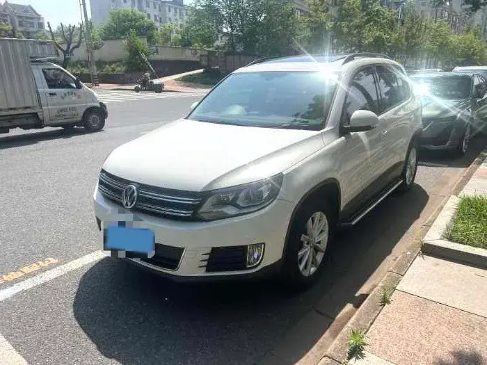 2017 VOLKSWAGEN TIGUAN view 1
