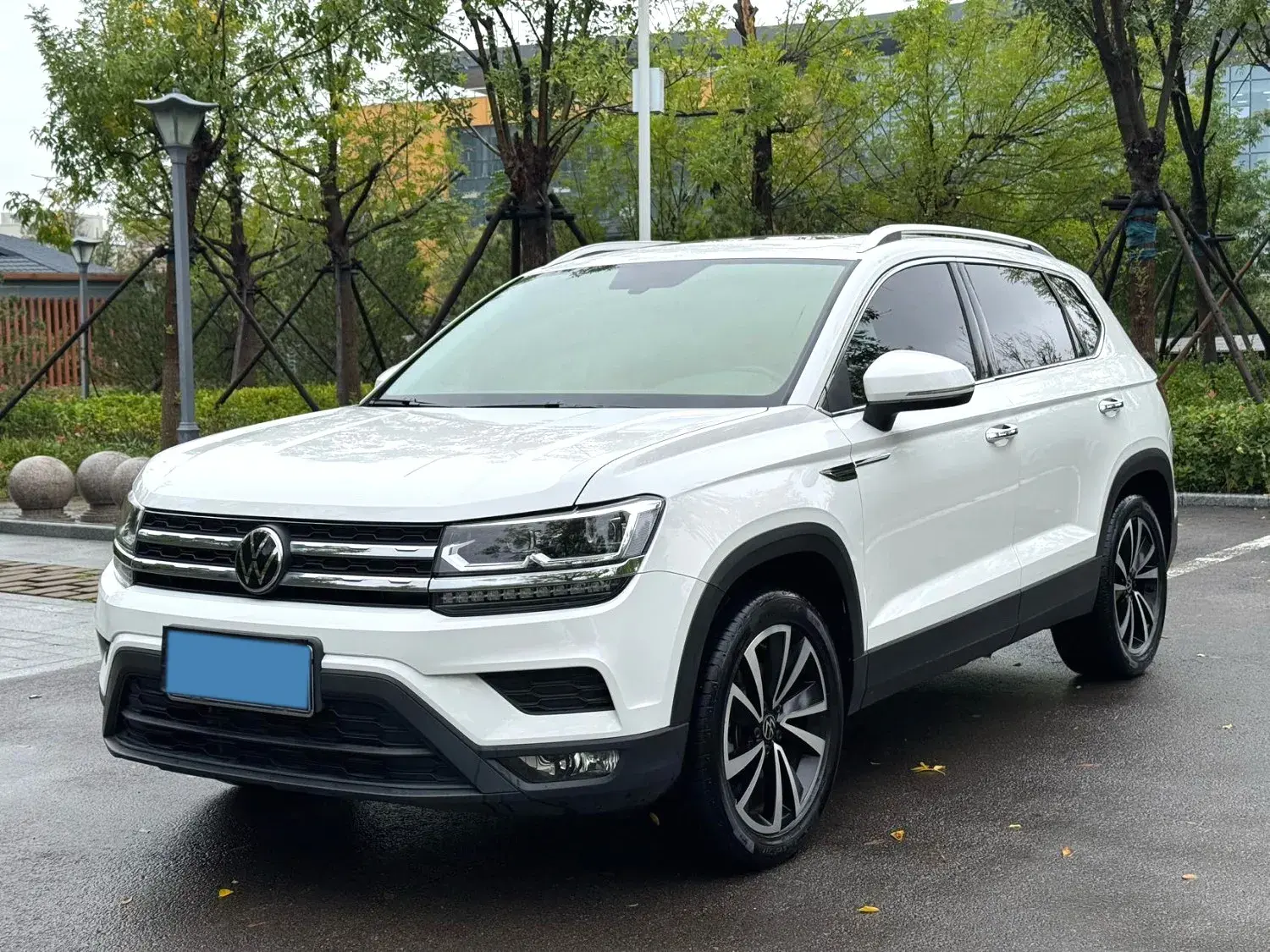 2021 VOLKSWAGEN THARU view 1